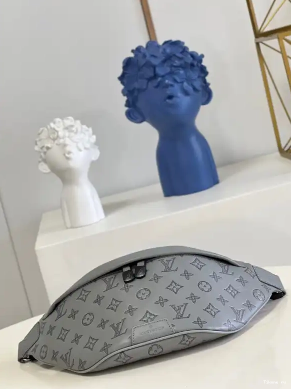 Cheap VUITTON DISCOVERY LOUIS BUMBAG 0627